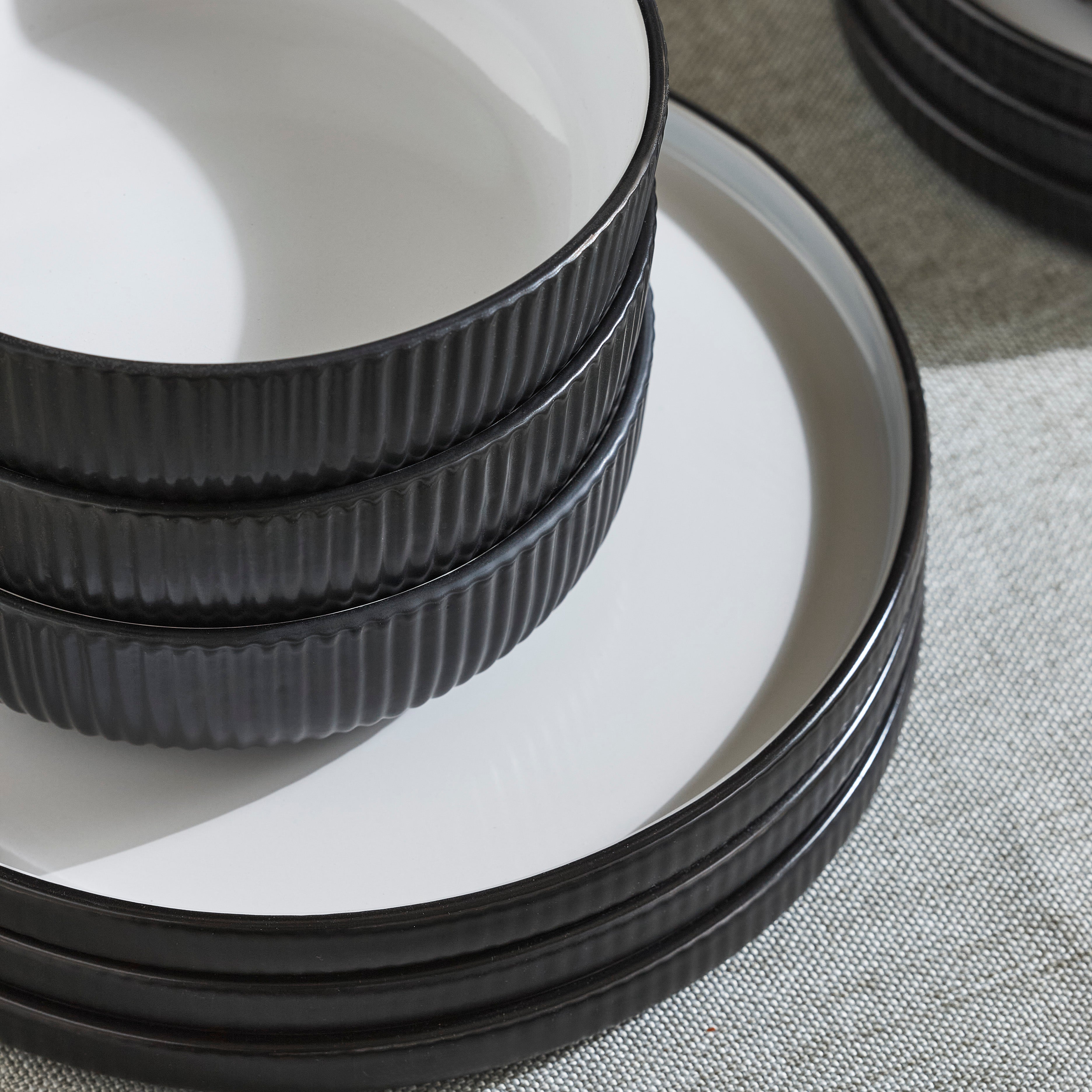 Laro Stoneware Dinnerware Set - Black