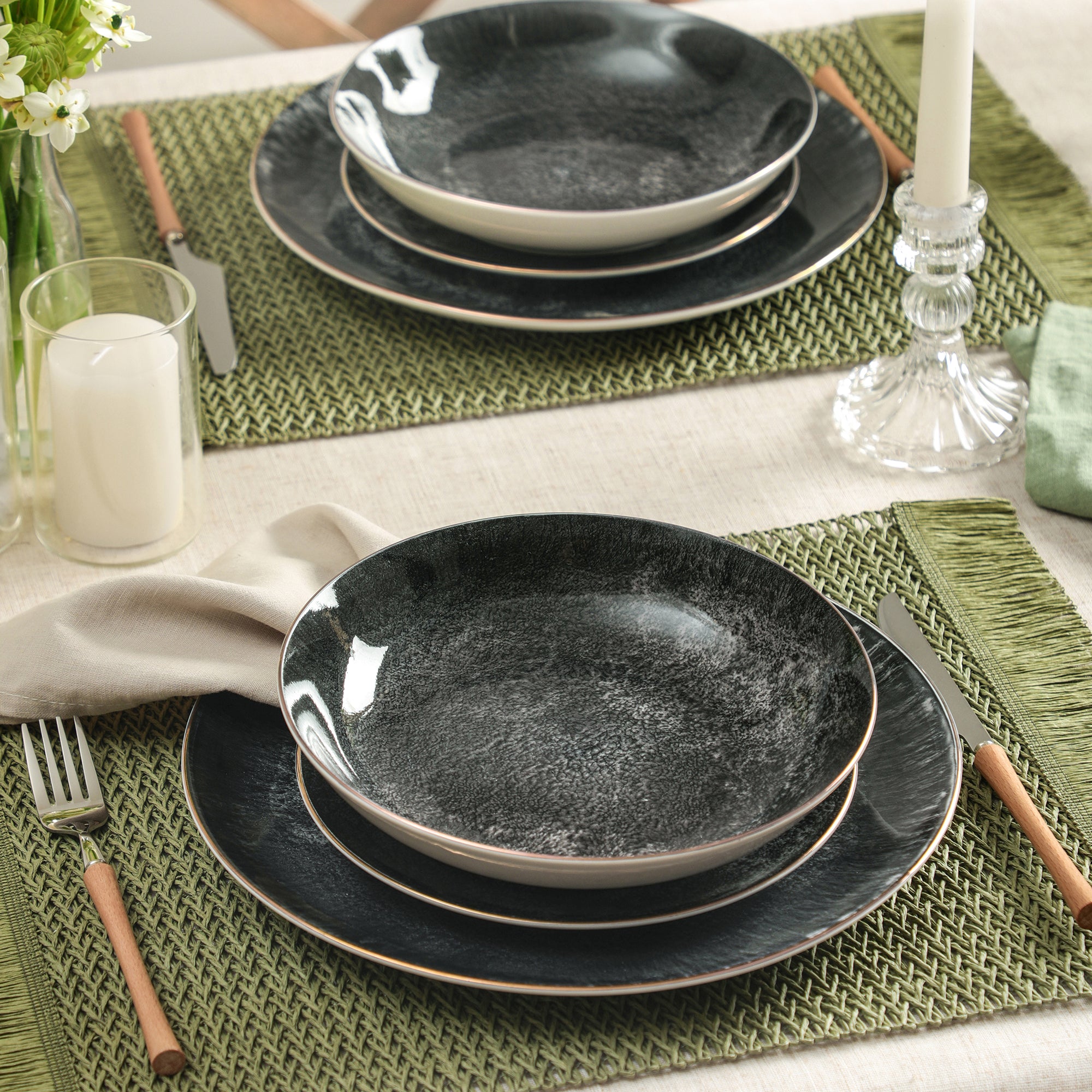 Onyx Porcelain Dinnerware Set - Black and Gold