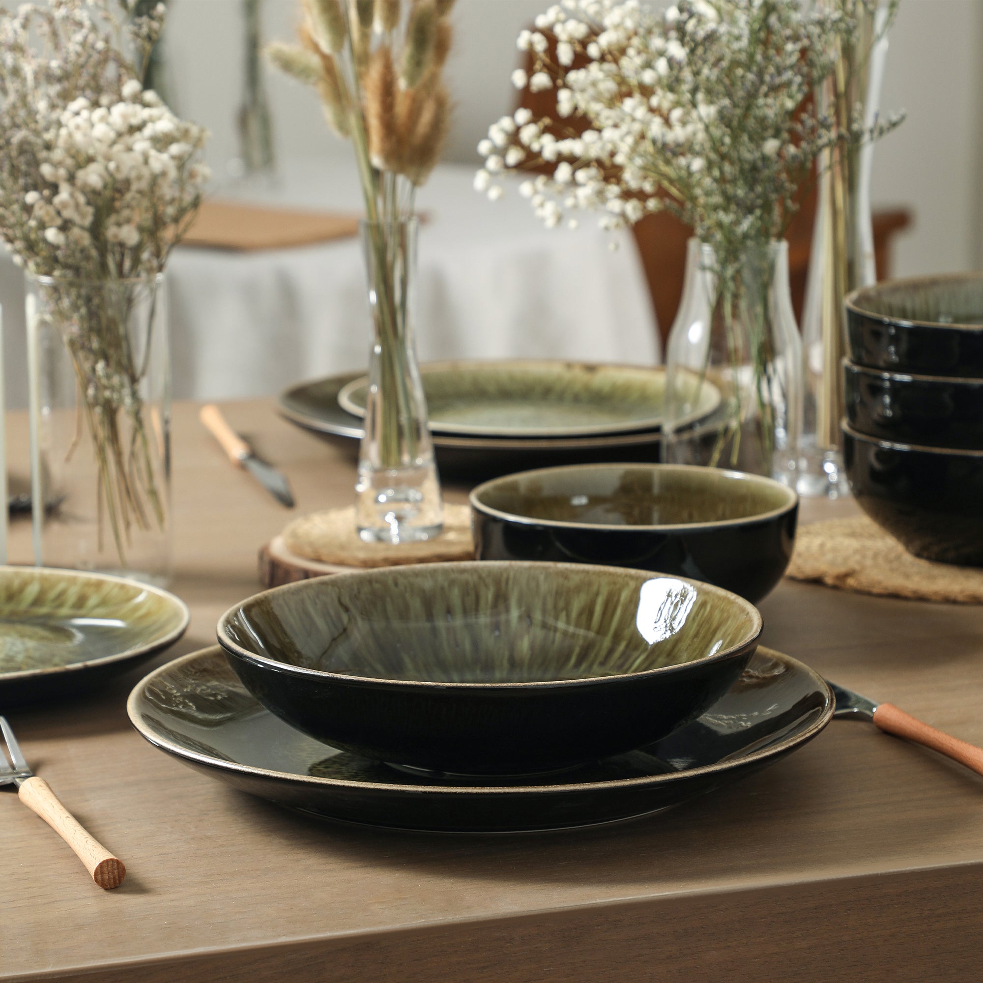Riley Stoneware Dinnerware Set with Pasta Bowls - Black and Green