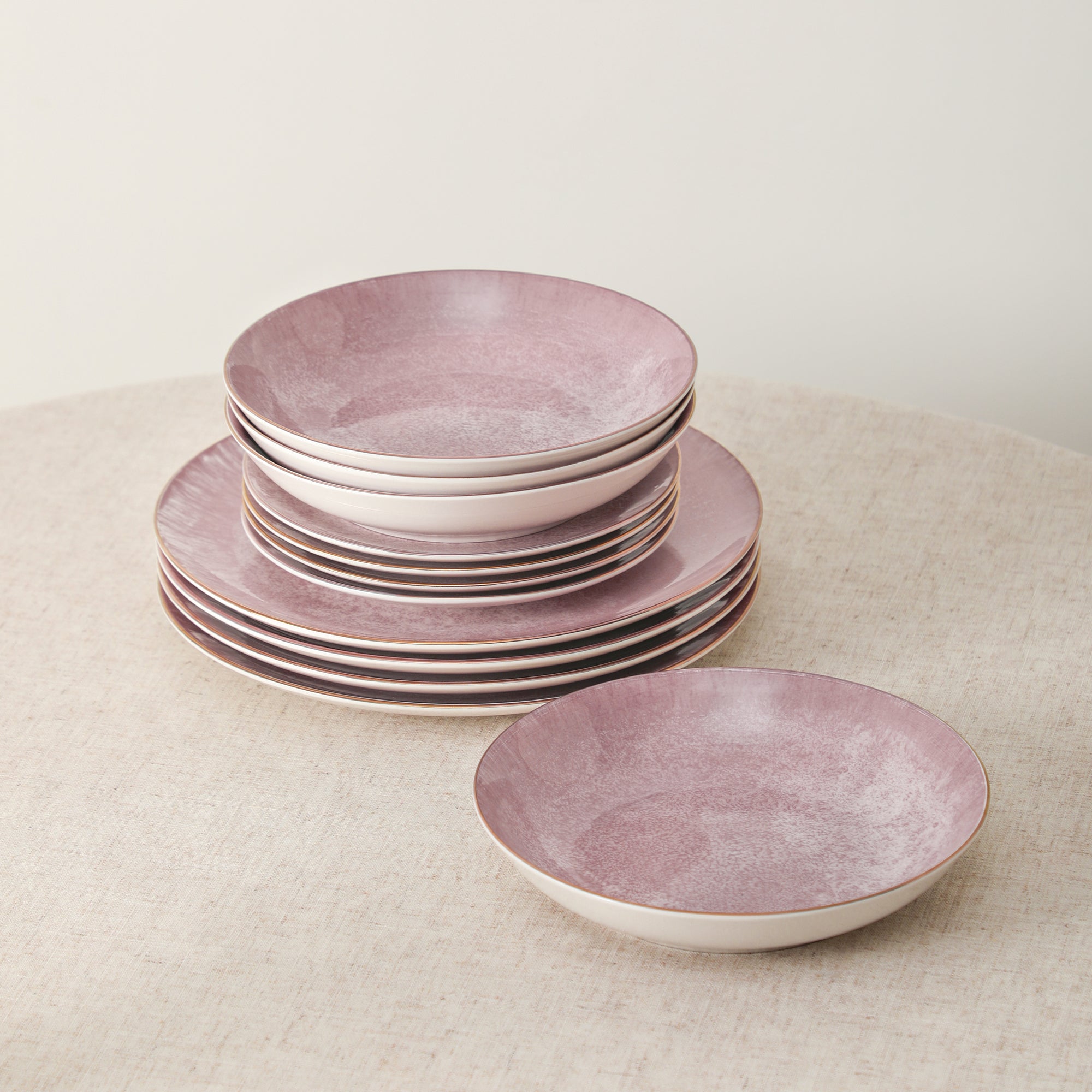 Onyx Porcelain Dinnerware Set - Pink and Gold