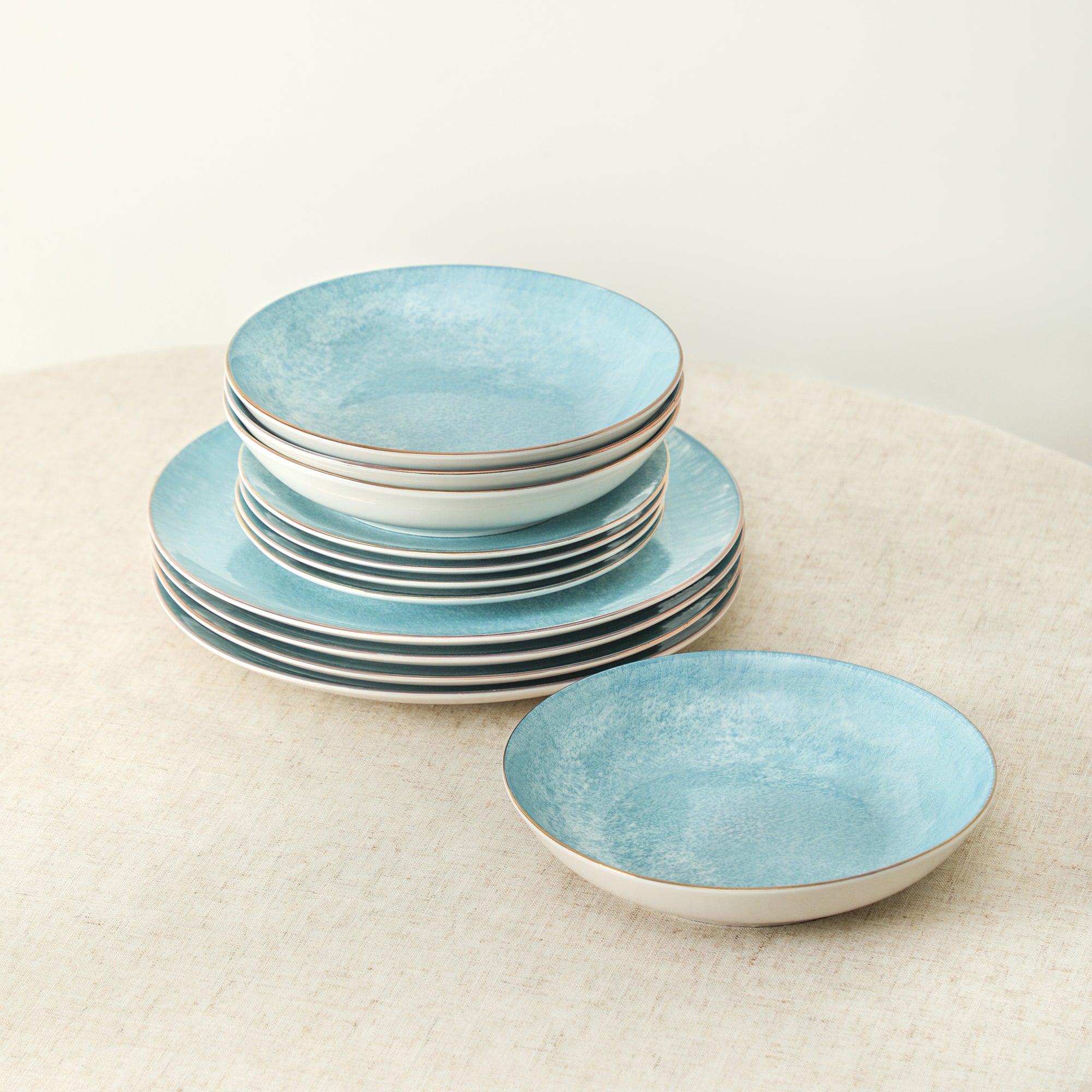 Onyx Porcelain Dinnerware Set - Blue and Gold