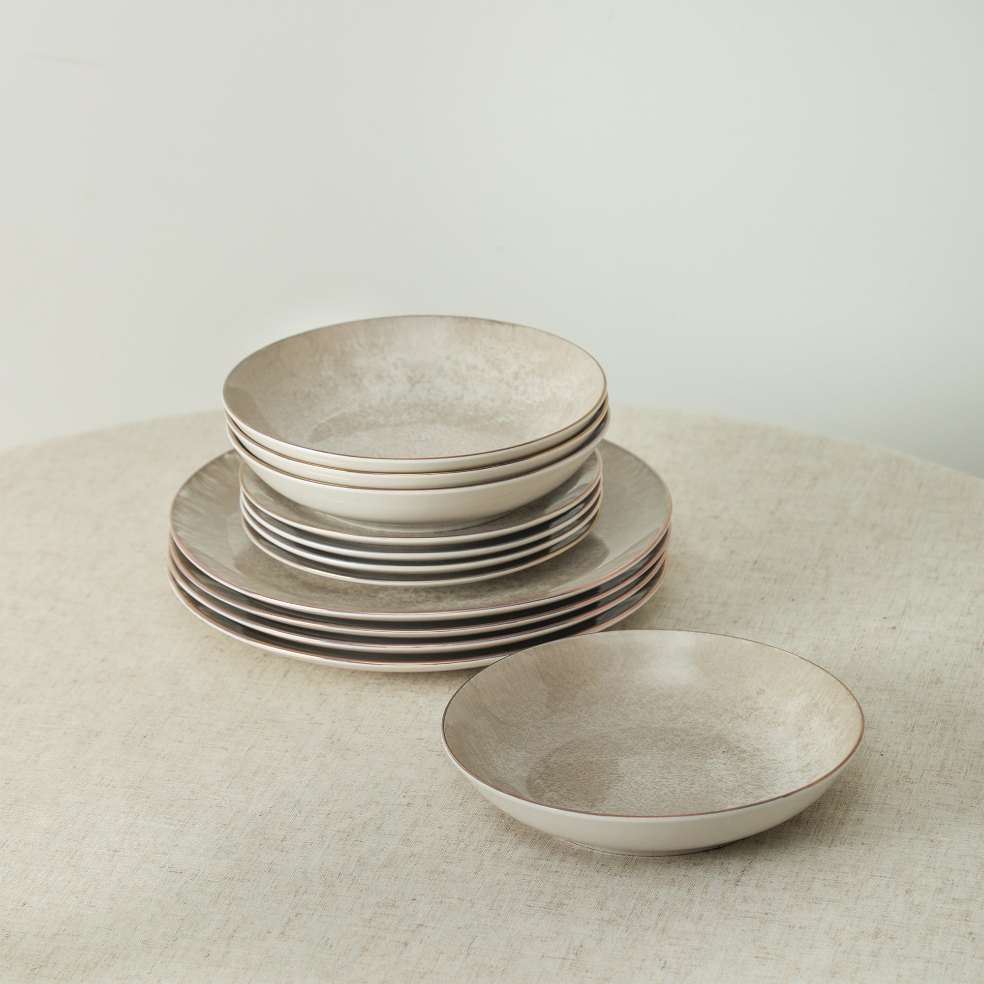 Onyx Porcelain Dinnerware Set - Beige and Gold