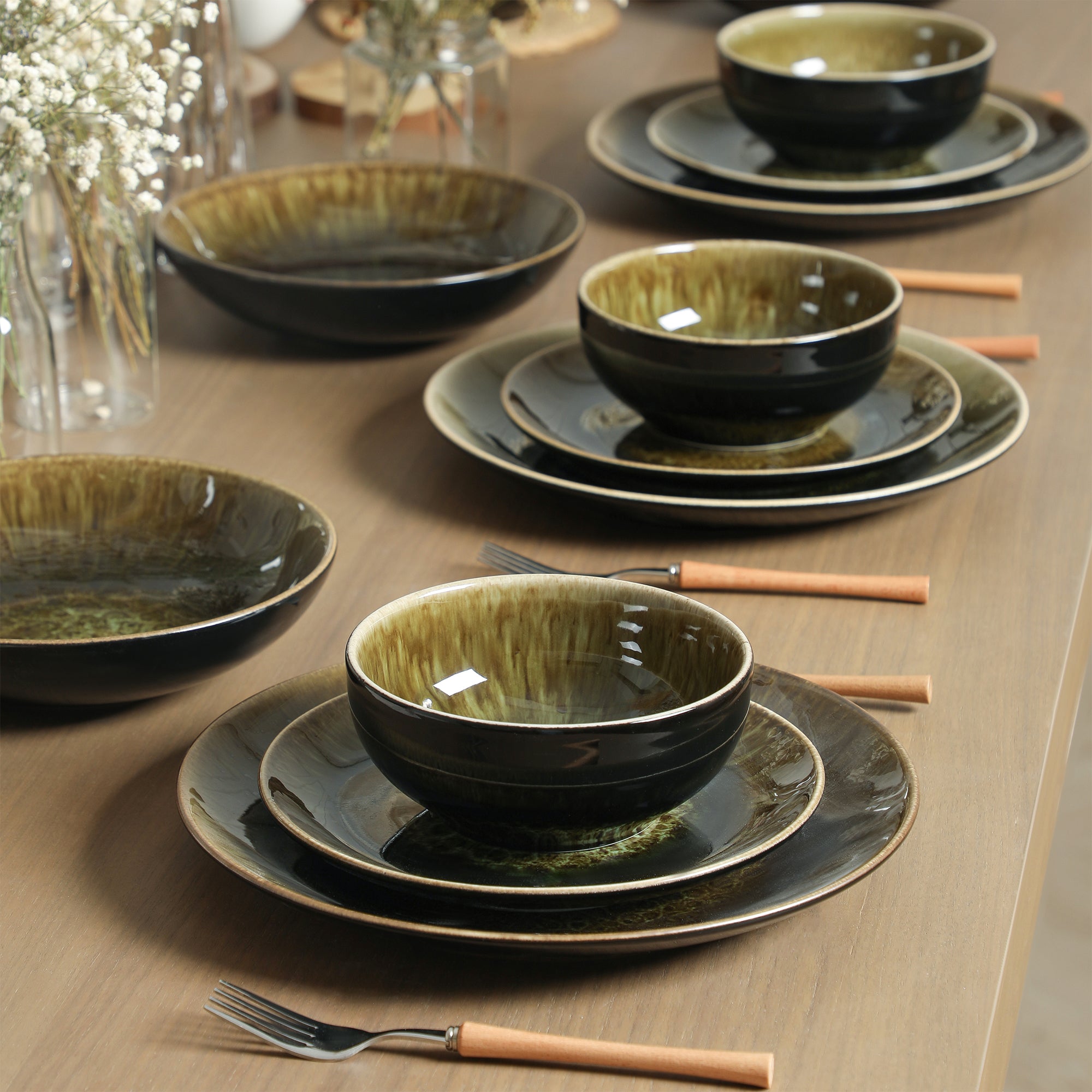 Riley Stoneware Dinnerware Set with Pasta Bowls - Black and Green