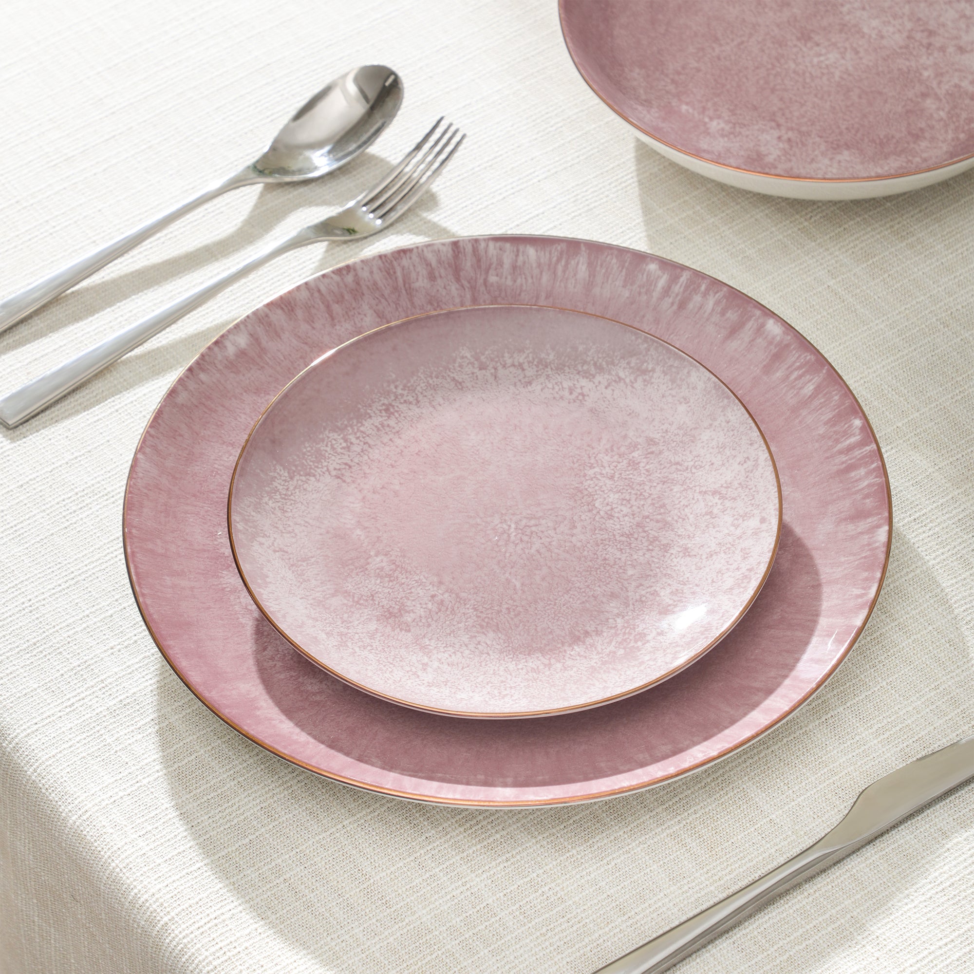 Onyx Porcelain Dinnerware Set - Pink and Gold